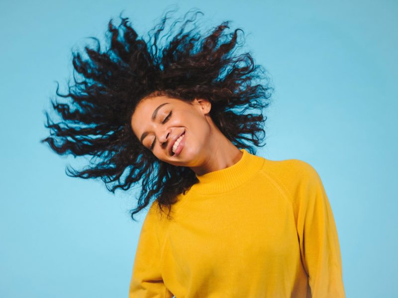 Comment faire pour s’occuper et entretenir les cheveux bouclés ou crépus ?